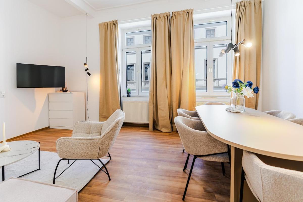 3 Bedroom - Zentral - Geraeumig - Parkhaus - Wifi - Kaffee - Netflix Appartement Wiesbaden